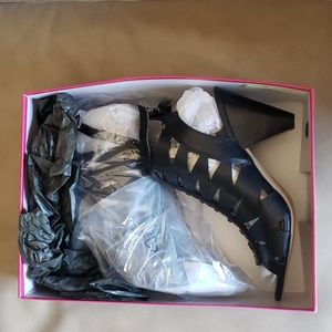 Vince Camuto size 8 Women's Black Colored Geo Cut-Out Heeled Sandals, Brand New